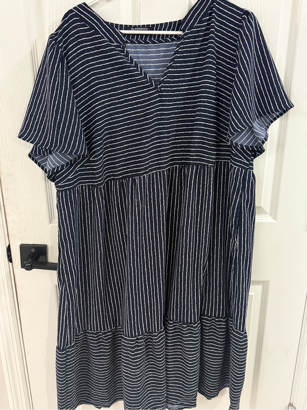 BloomChic 18/20 2X Navy Stripe Tiered V-Neck Short Sleeve Dress Plus